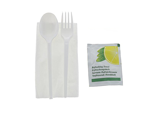 Einweg-Besteckset mit Serviette und Erfrischungstuch