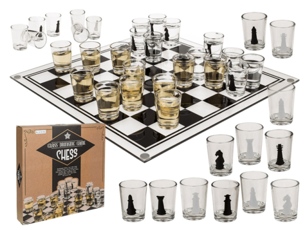Glas-Trinkspiel, Schach; mit 32 Gläsern